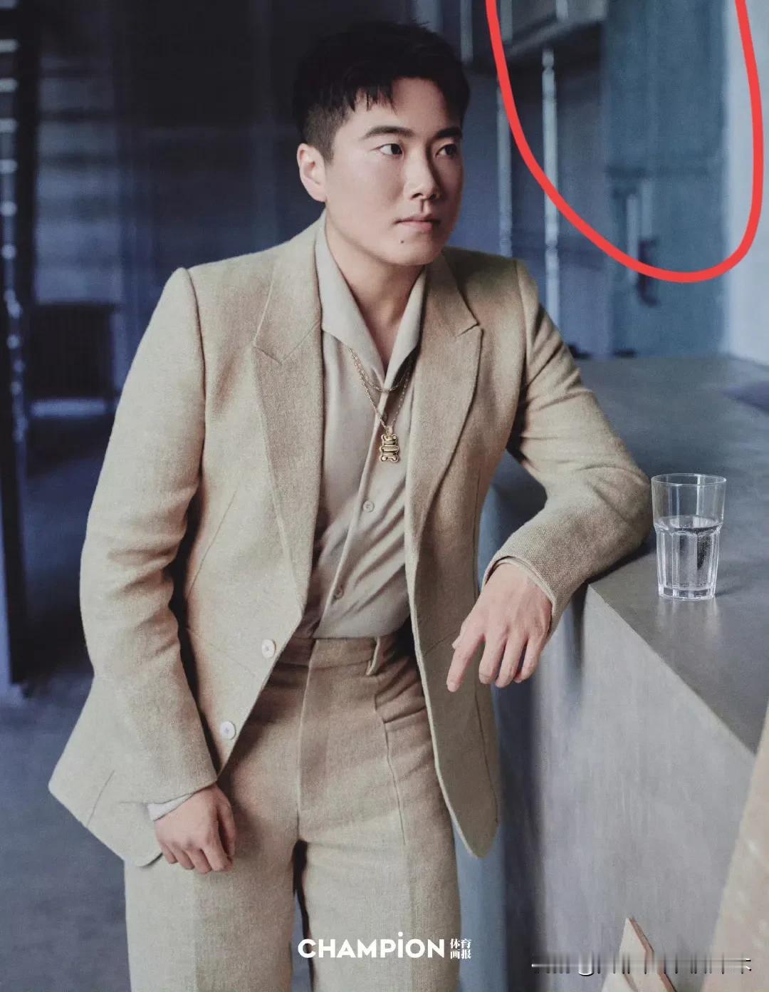 怎么说呢，梁靖崑这个杂志可以说是跟时尚一点儿不沾边，倒是挺“规规矩矩”的！
形象
