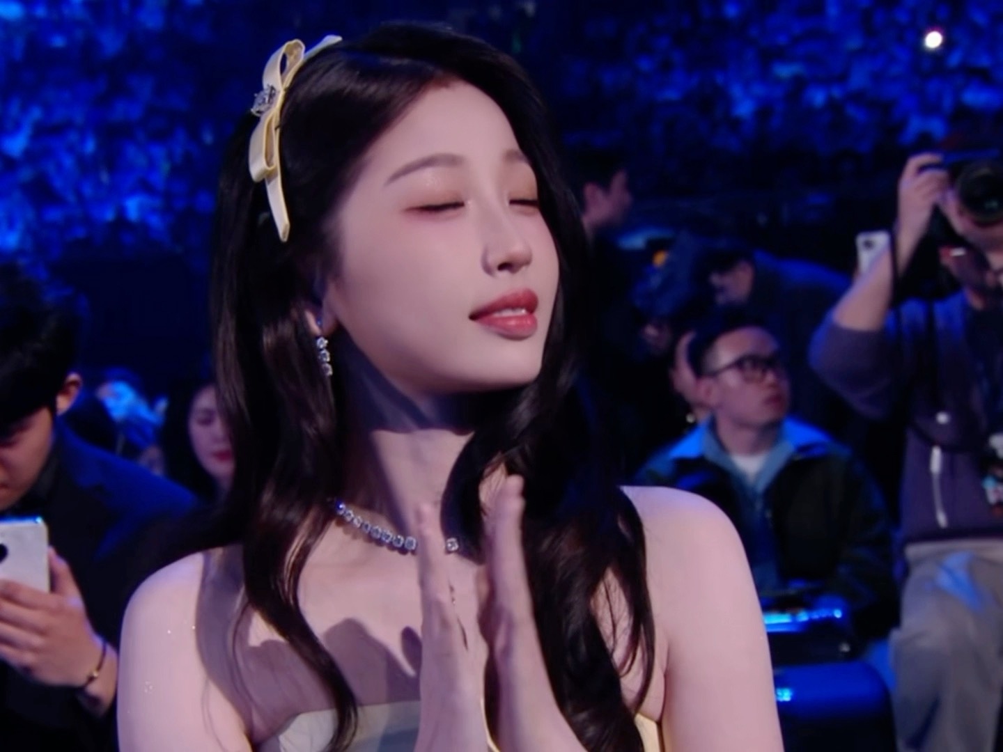 吗呀虞书欣回座位了！！！宝宝你太美了宝宝！！！！！ 