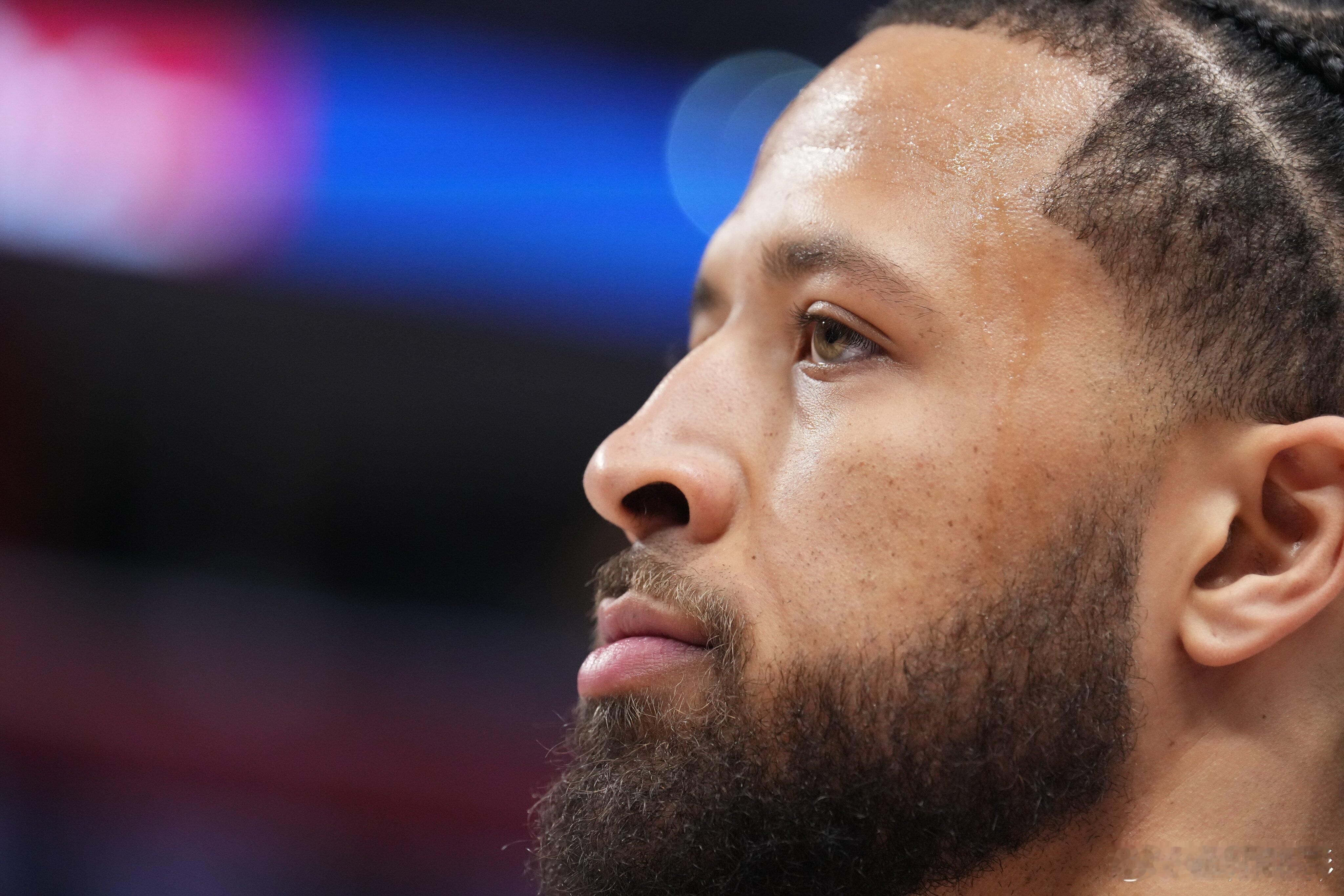 坎宁安24次失误创NBA季后赛最尴尬纪录黑八不可怕，可怕的是以这种姿势被黑八。活