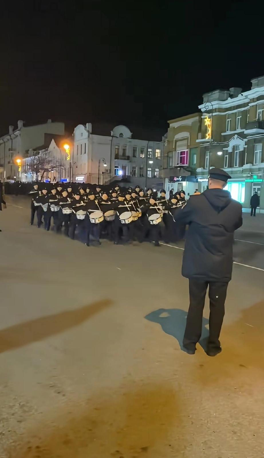 俄罗斯5月9日胜利日，弗拉迪沃斯托克举行阅兵彩排。阅兵精神就应该从小培育，以此向