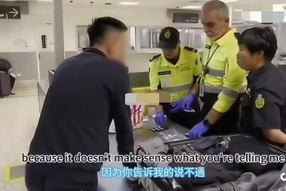 澳大利亚机场查获13名湾湾，携带大量的假冒大陆警察徽章和编号，他们辩解这是玩具，