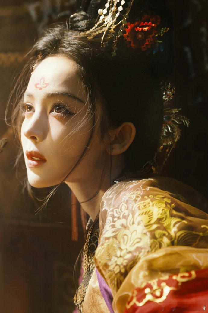 娜扎神人出神图 天老爷看看娜扎这个建模吧，女娲你偏心！！娜扎这组写真神到没边了，