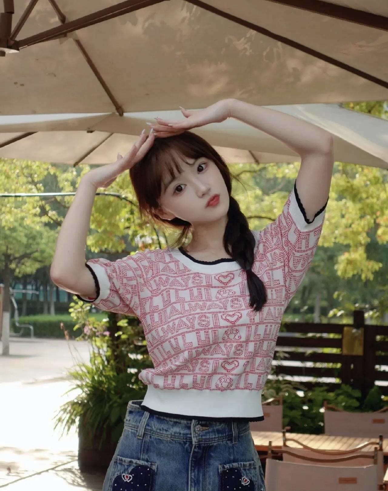 少女心爆棚的甜美穿搭，粉色印花T恤搭配牛仔裙，阳光下的清新可爱！🌞💕
