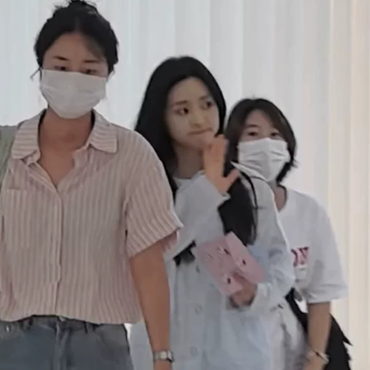 沈月帮我把信给七七了好暖心！粉丝：“沈月帮我把信给七七了”~沈月帮粉丝递信给七七