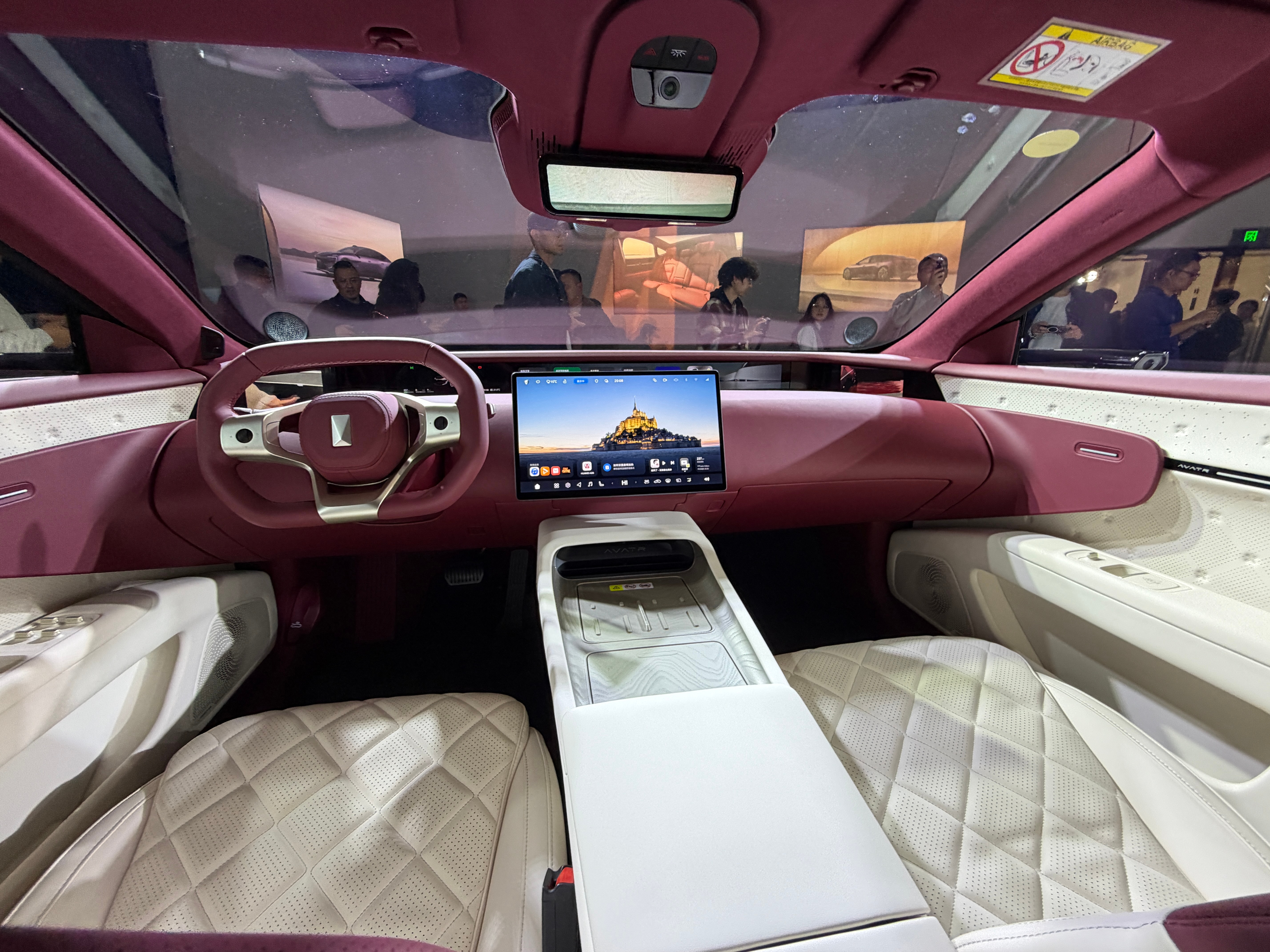 3月20日，新阿维塔12正式开启预售，新车共推出7款车型，预售价在29,99万元