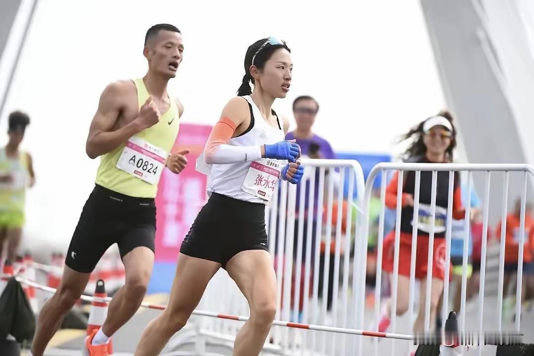 我就一个疑问，为什么号称最快女护士的张水华参加过全国好多地方的马拉松，保定的马拉