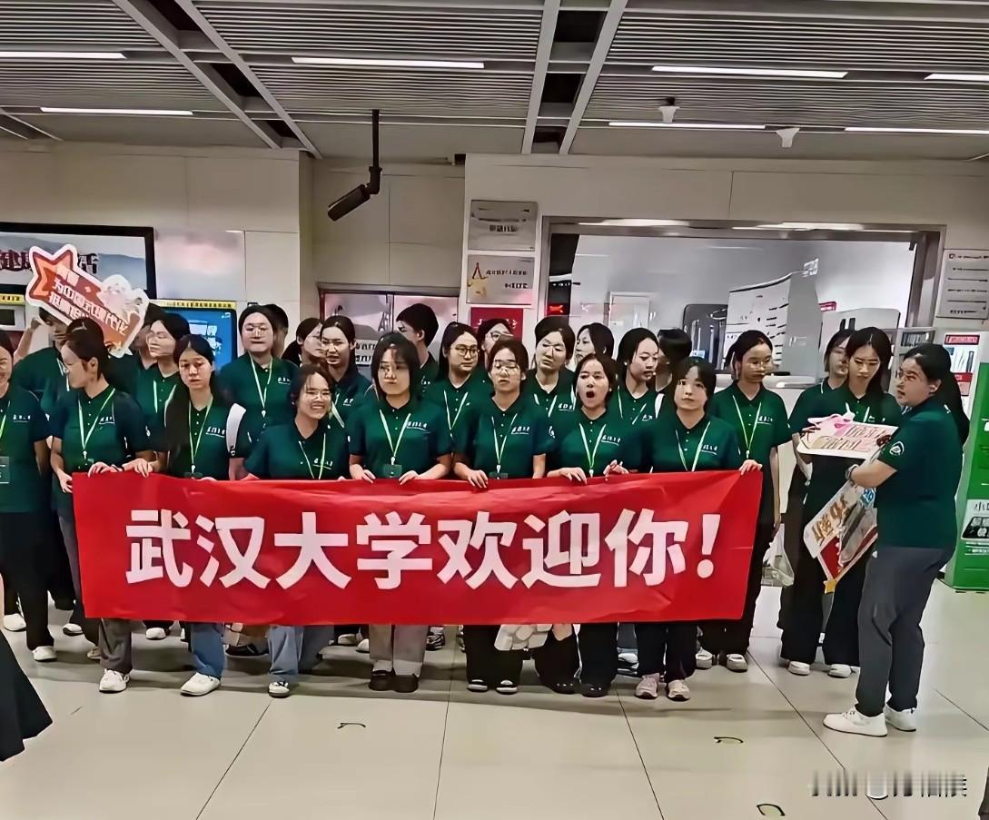 学妹学弟入学派谁去接站都无可厚非，虽然之前也有各大院校去接新生，但那是惯例更是推