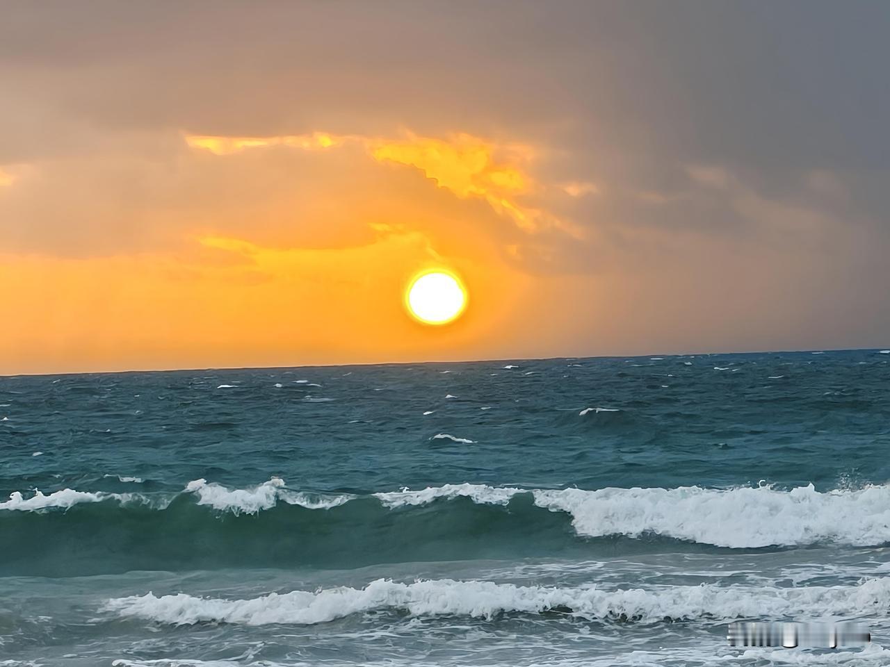 悉尼Coogee Beach的日落，是大海写给天空的温柔诗。夕阳悬在海天之际，把