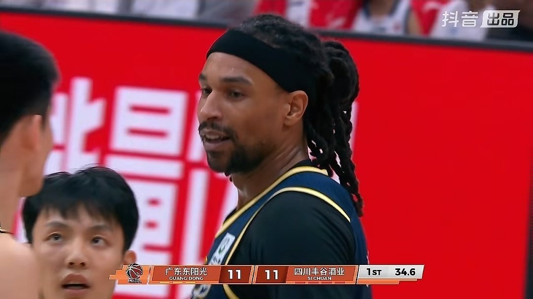 拥有国内豪华阵容的广东宏远男篮第一节将要结束的时候，与四川男篮战平，比分11比1