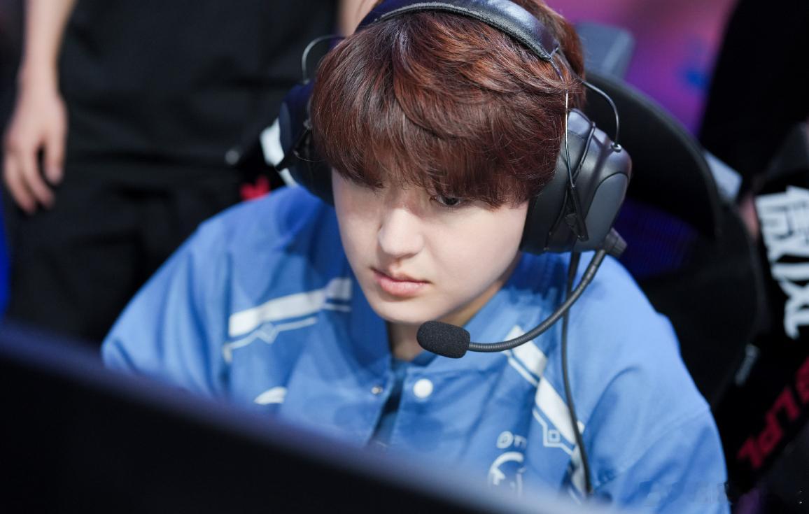 今天的竞拍池子大鱼先拍，LNG出高价拿下1xn，明年的阵容是Sheer、Croc