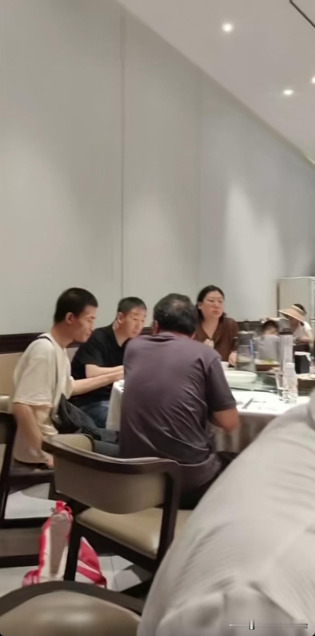 真的是第一次见北大副教授韦东奕跟朋友一起聚餐。

最近，韦东奕跟朋友相约在北大食