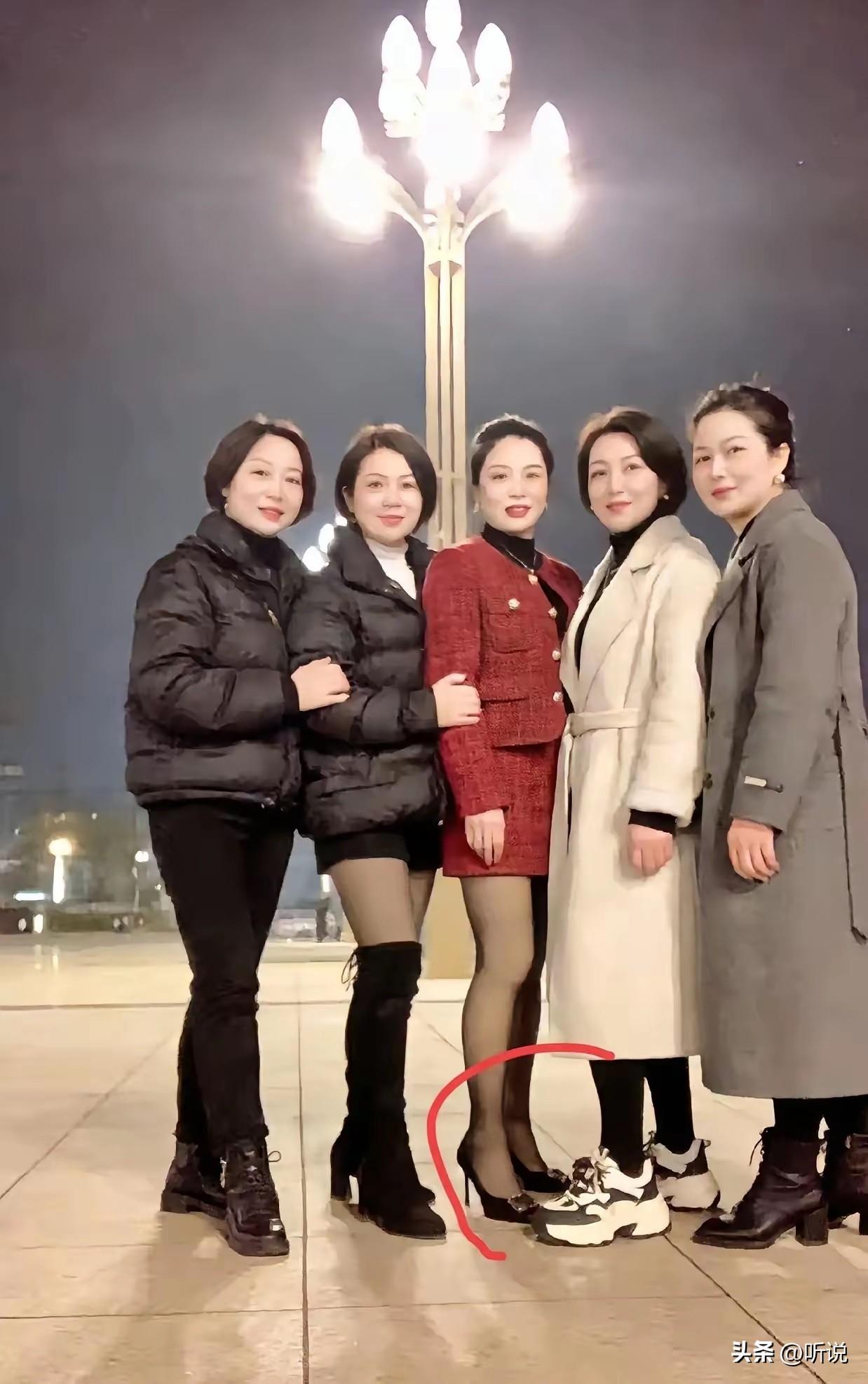 还得是细根的，气质一下子就上去了，粗跟的就不行