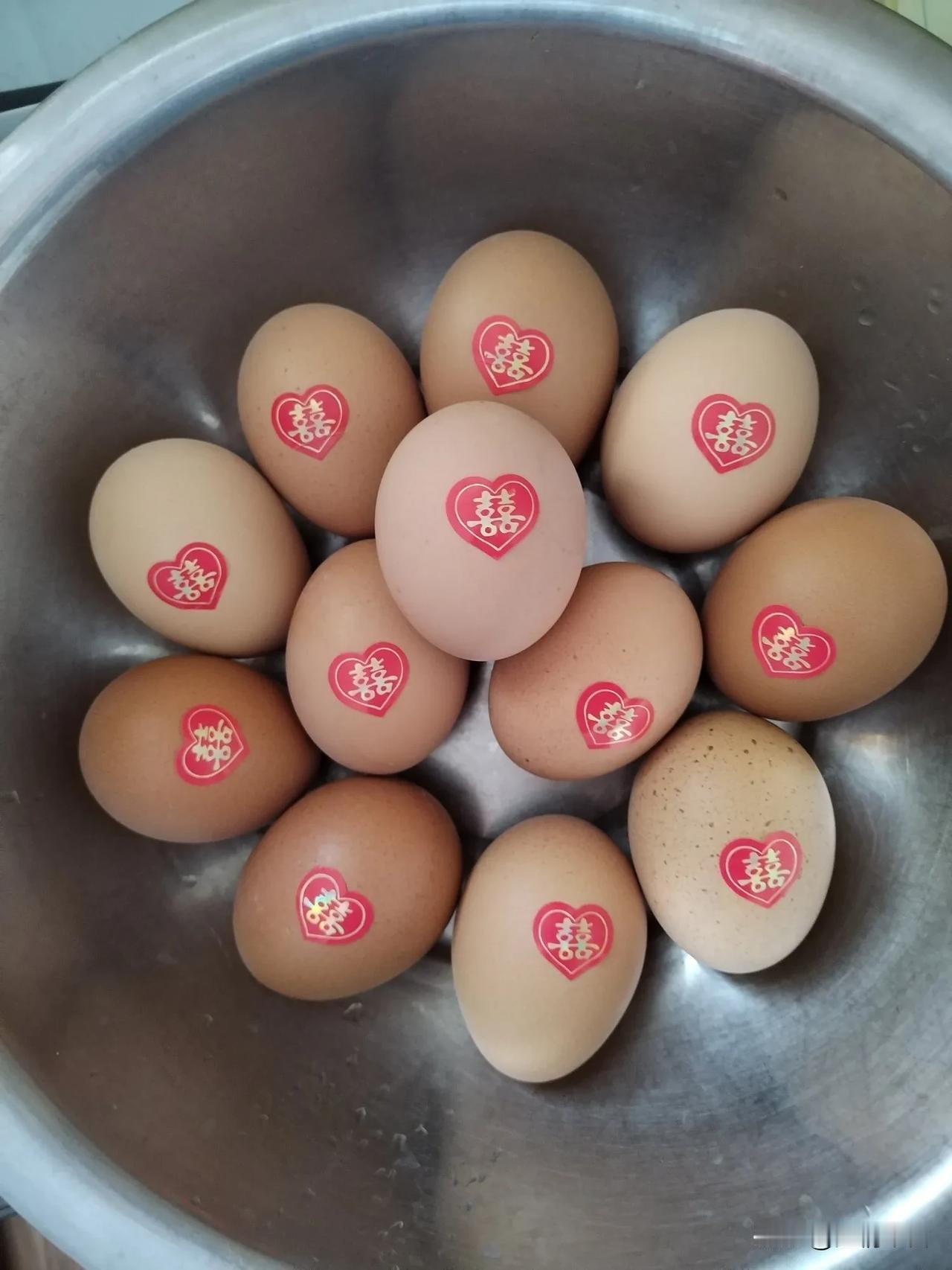 在我们这里，生了大胖小子要分喜蛋，分的个数正好是个好听的谐音。
这阵子忙坏了，添