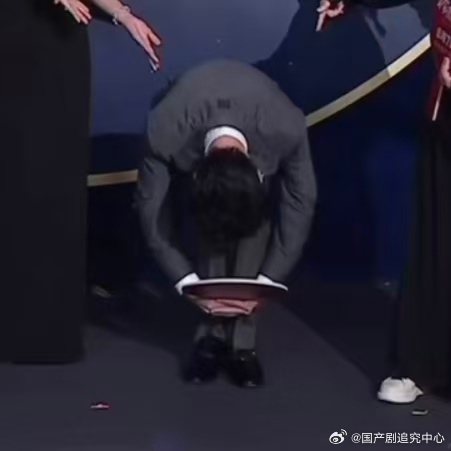 谁第一眼看错以为真的下跪了，原来是极致礼貌鞠躬以为张若昀在红毯下跪了张若昀差点1