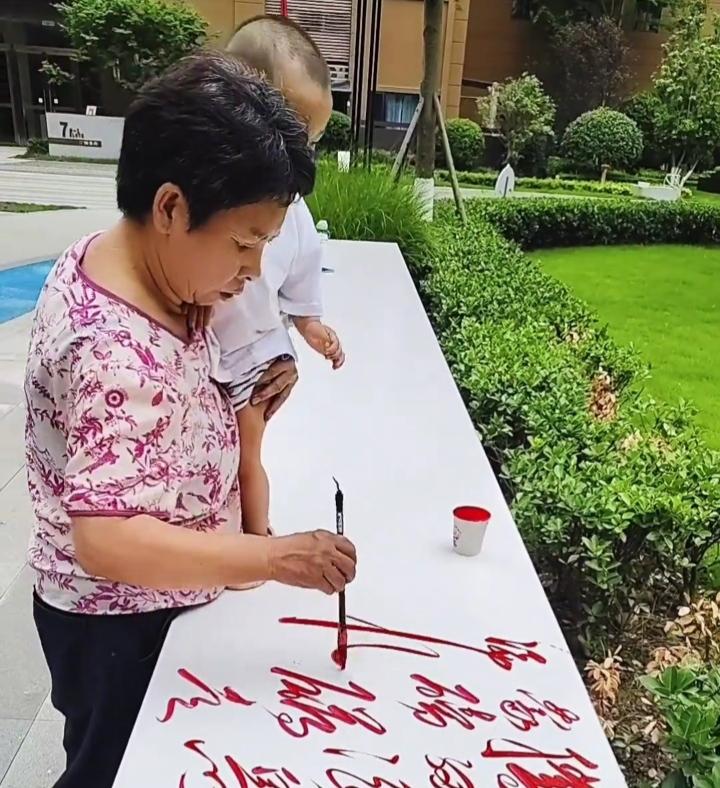 昔日乡村吹鼓手的王改连逆袭毛体大家，靠的是天赋还是坚持？
 
走乡吹奏唢呐的王改