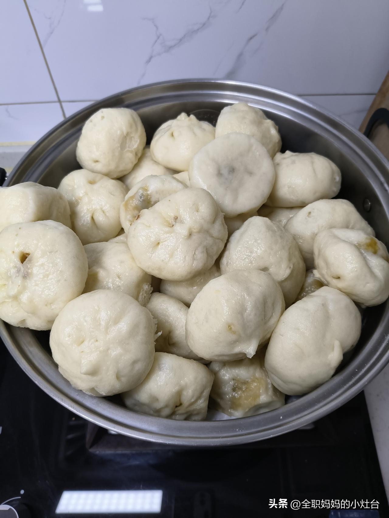 大风大雨的天气里，
蒸了一锅包子。

萱萱软软的，
味道也特别好。

虽然卖相差