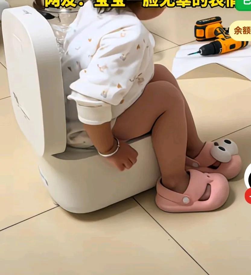 宝宝把锅当马桶，爸爸一不留神，宝宝就坐在了锅上，这爸爸是干啥去了？
在修理锅吗？