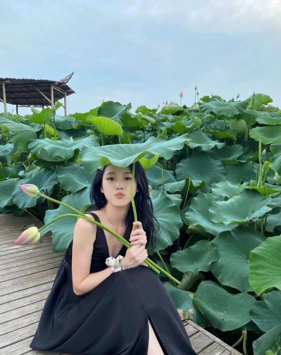 自古以来婚姻都讲究门当户对。前段时间玉皇大帝要与人皇结亲家了，在会亲家的时候，两