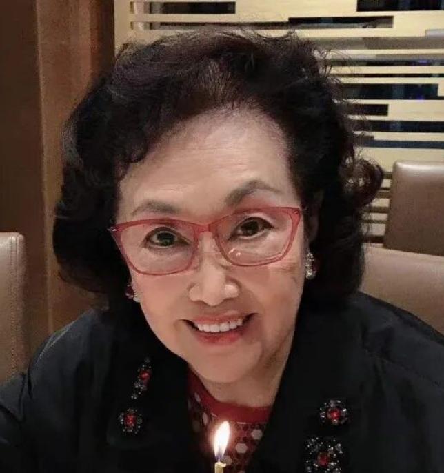 根据多家媒体报道，香港传奇影星葛兰已于2026年8月3日下午在香港安详离世，享年