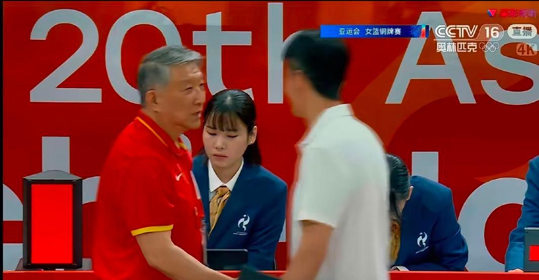 输了铜牌战，先走过去鞠了一躬。
 
台北女篮球员赛后没回更衣室，集体走到宫鲁鸣面