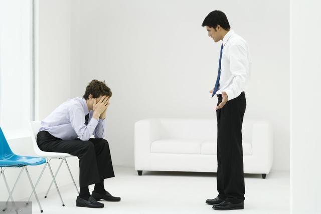 我叫李明，是这家公司的部门经理。平时工作繁忙，但从没想过，一次看似普通的失误，竟