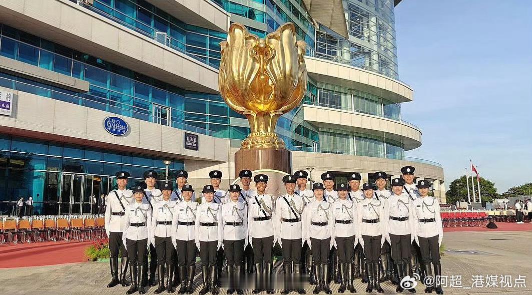 【入境处仪仗队偕青少年领袖团 参与国庆升旗仪式】为庆祝中华人民共和国成立75周年
