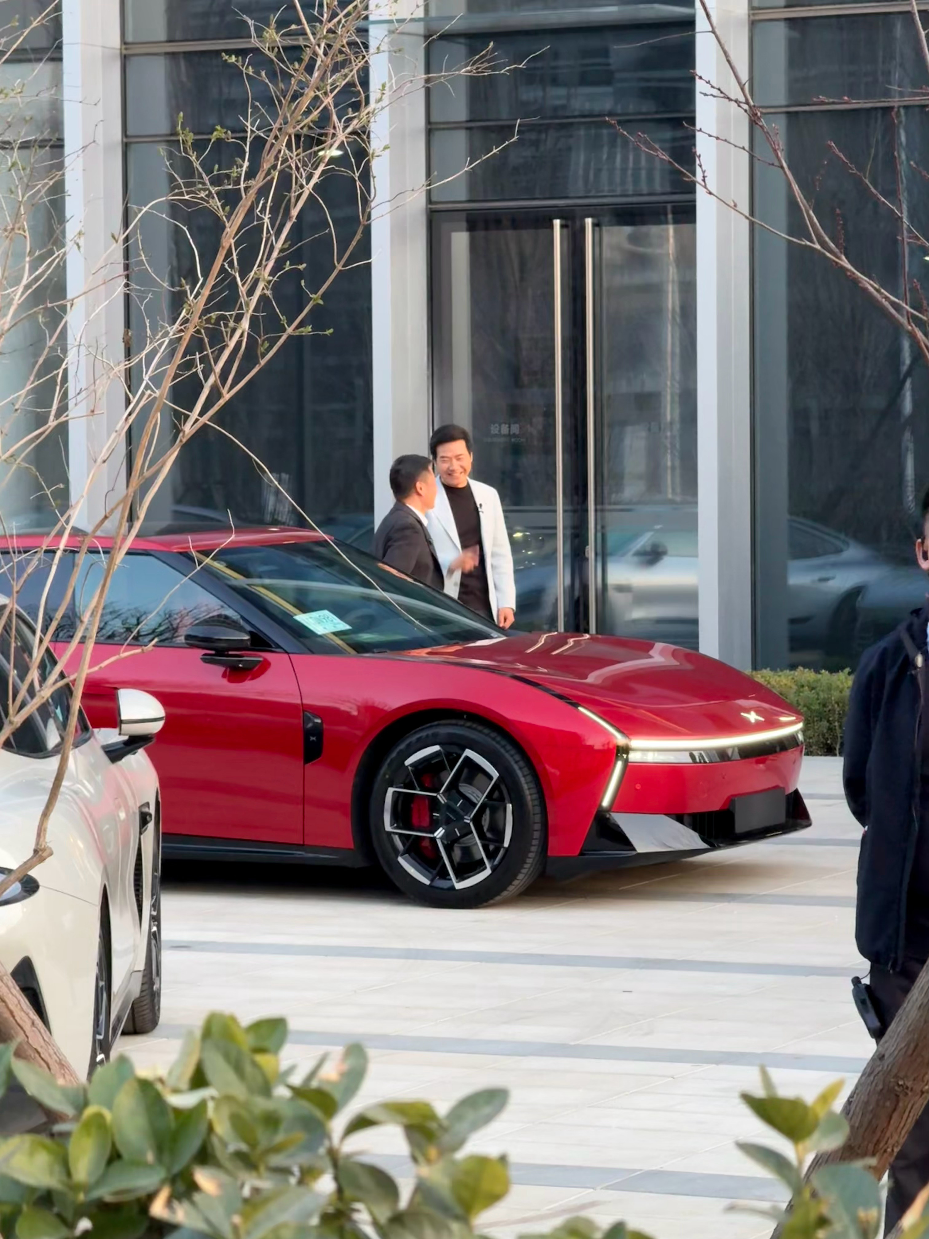 昨天何小鹏刚开完发布会，今天就开车红色的 P7 来北京新 SU7 的发布会了，雷