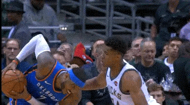 安东尼vs字母哥！极致的技术和身体对决，这球有干扰球吗？[思考]#nba吐槽大会