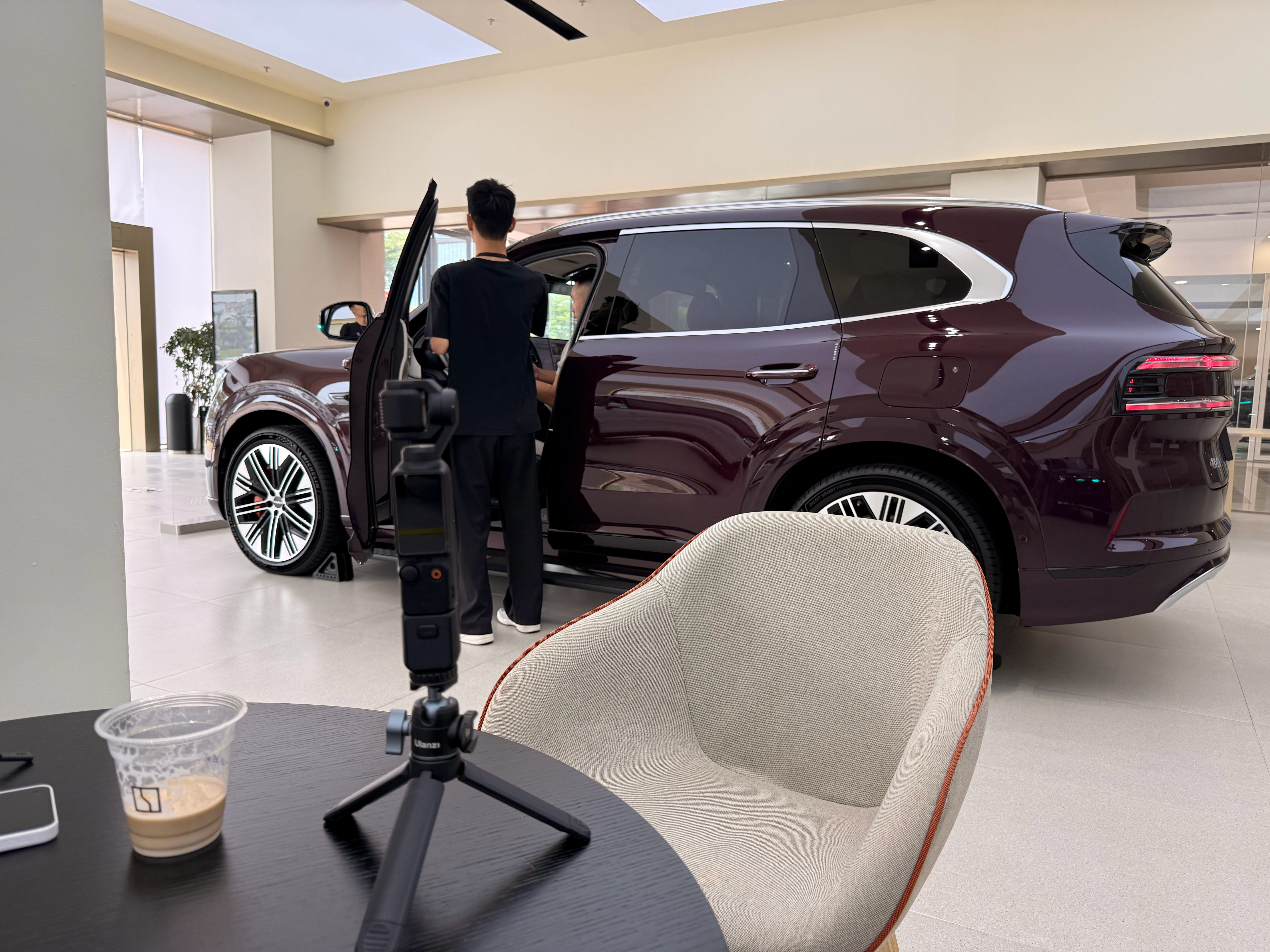 拍摄一度被打断...来看极氪8X这大哥也是001的早期车主家里还有一台卫士想换个