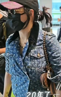 自律的人运气不会差。 张柏芝在机场被网友偶遇。张柏芝很热情的跟网友聊天，不过张柏