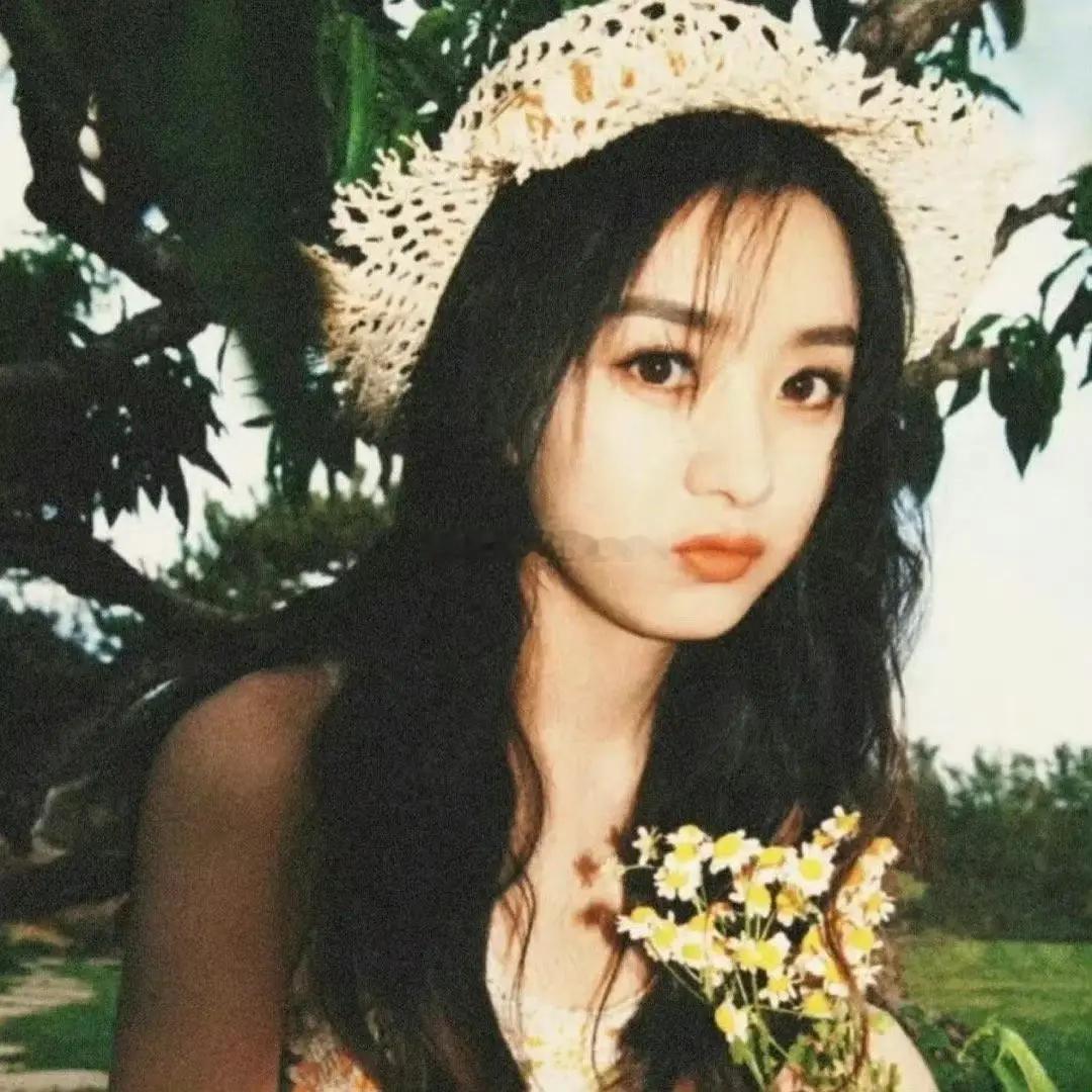 章若楠vs杨幂vs赵丽颖vs张柏芝，绝美草帽写真，谁赢面更大 