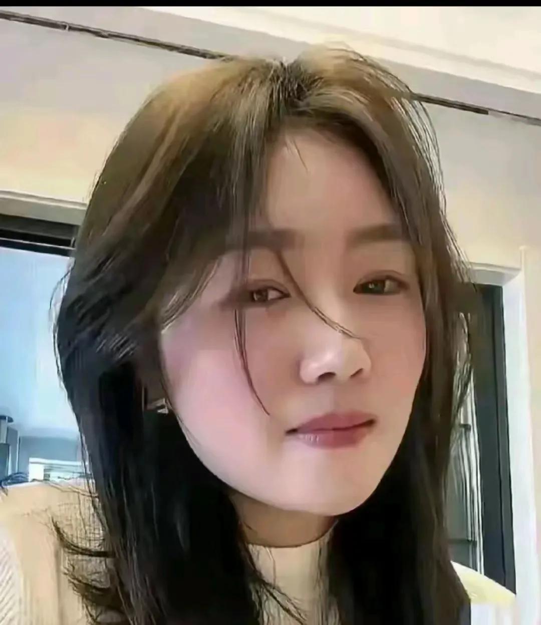 她，一位勇敢的单亲妈妈，带着儿子，独自面对生活的风风雨雨。离婚的阴影未曾让她退缩