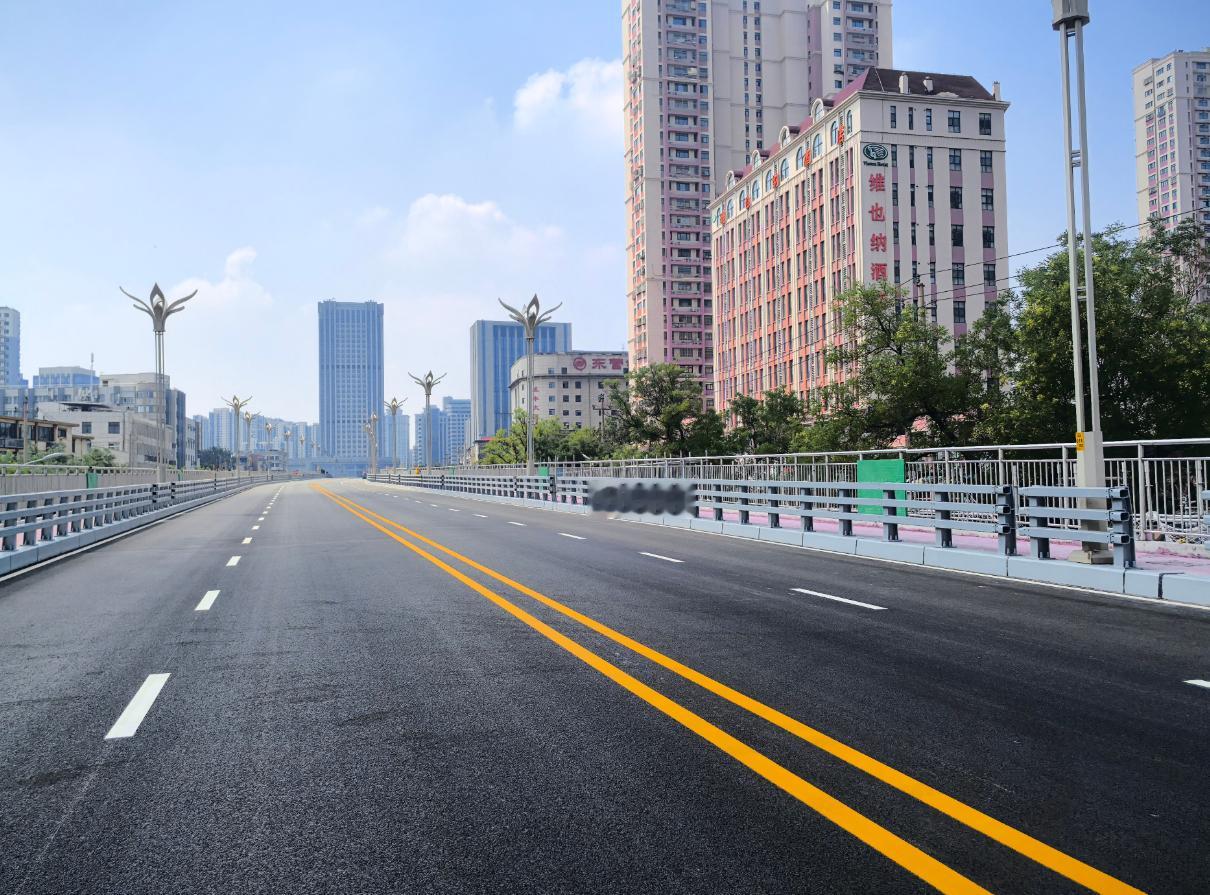 济南纬二路跨铁路天桥维修改造工程第二阶段施工即将顺利完成，天桥桥上路段将于本周六