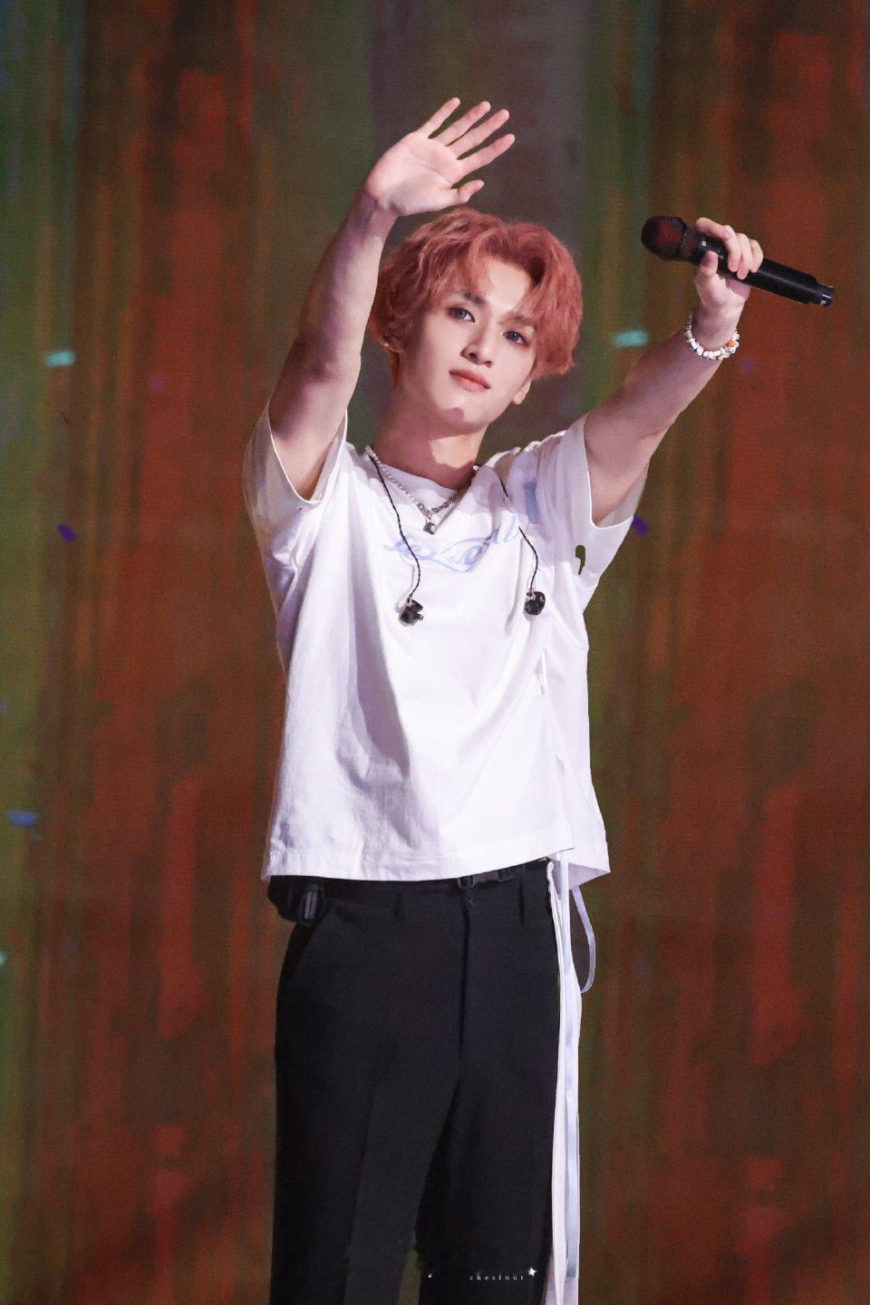 严浩翔[超话]严浩翔的颜值实在是太高了，舞台上的他也是十分耀眼，太帅啦 ​​​