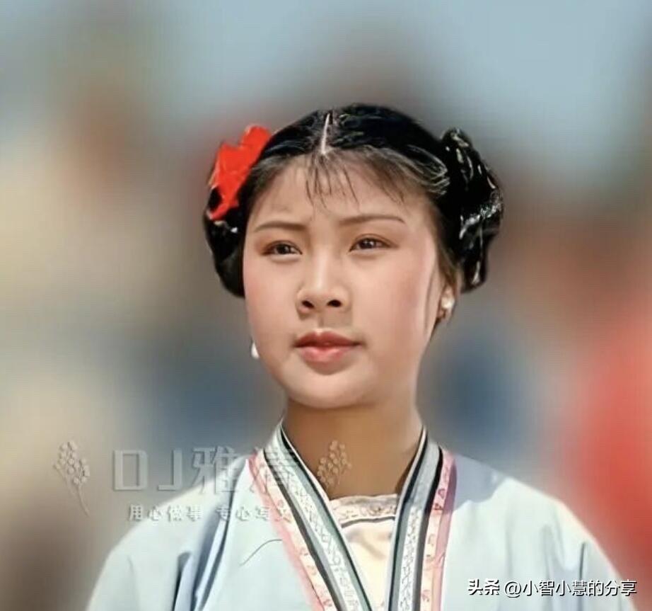 大家还记得这个扎着两个丸子头的小演员吗？她的长相清纯可爱，很是喜欢她，可惜很多人