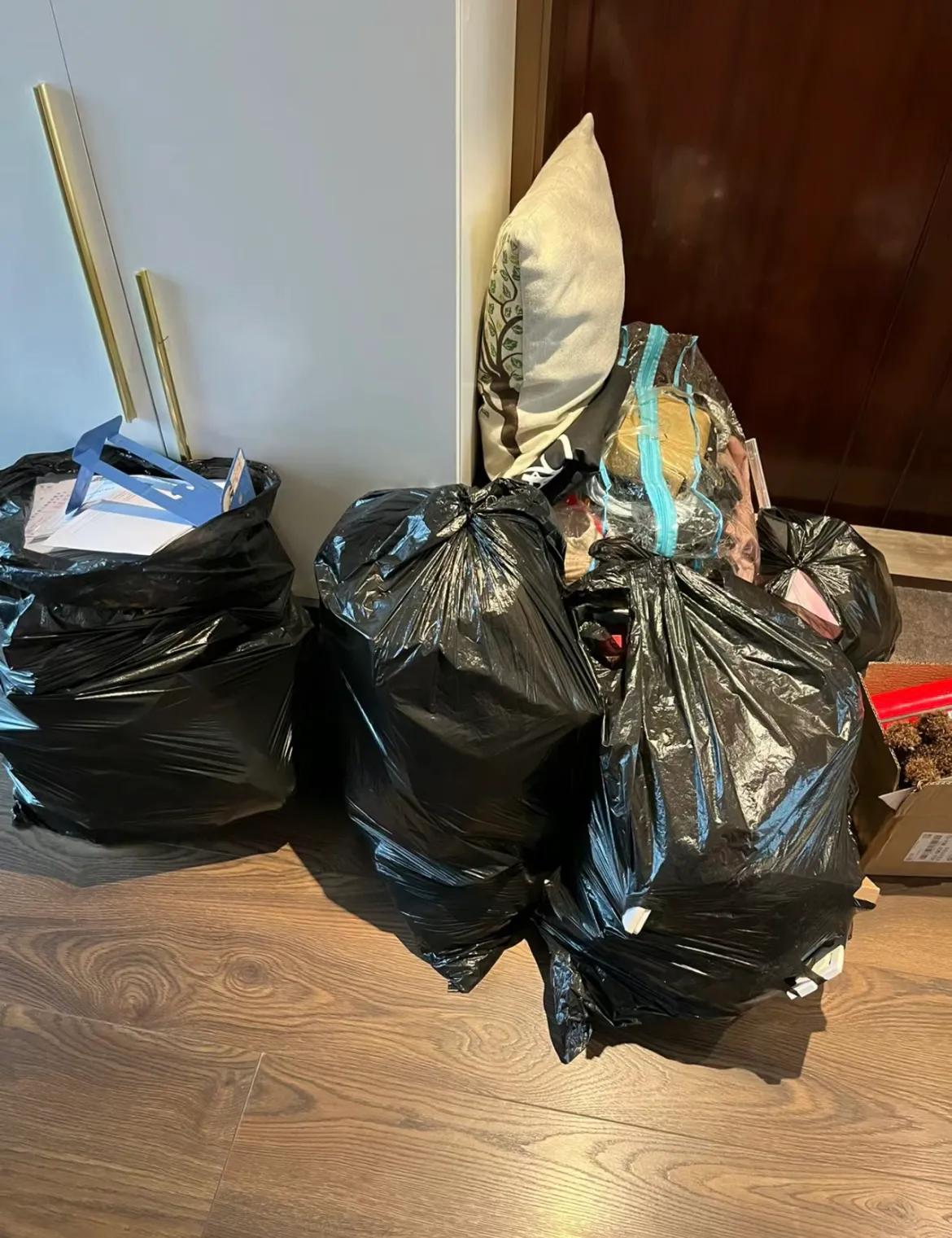 我老婆，我真是又爱又无奈！

家里堆满了各种不再使用的物品，过时的衣服和鞋子；冰