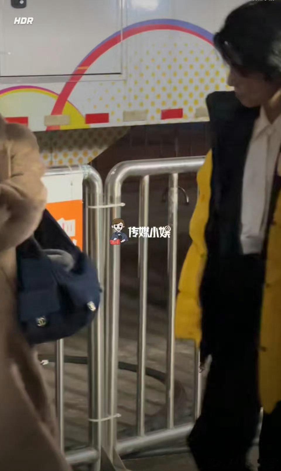 华晨宇今天是黄油蜂蜜面包吧 声鸣远扬直播 声鸣远扬 华晨宇闪亮登场！脱外套贵气逼