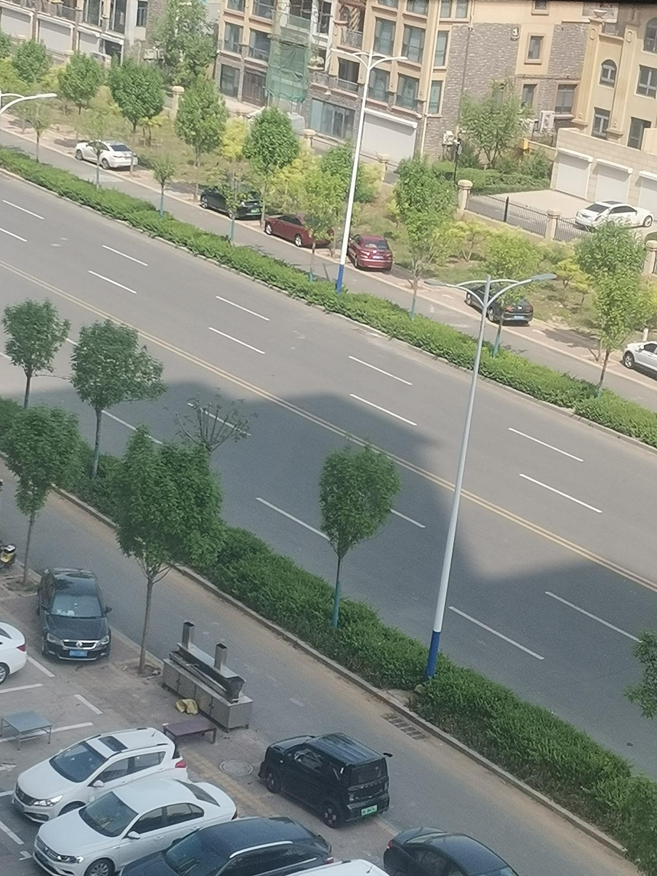 每年夏季，小区周围总会凭空冒出很多烧烤摊，一个烤炉几张小桌，就撑起了夏夜的烟火气