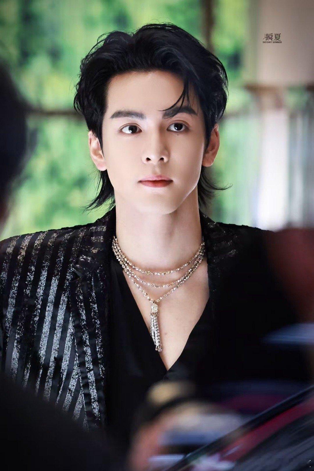 曾舜晞唯一亚洲面孔的含金量 曾舜晞的颜粉和事业粉都过得很好！！在巴黎剪彩仪式上，