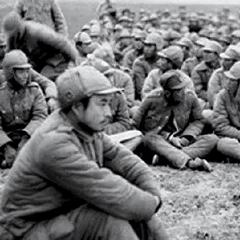 1948年，在淮海战役中发生了不可思议的场景，一个连的战士全部牺牲后，12名俘虏