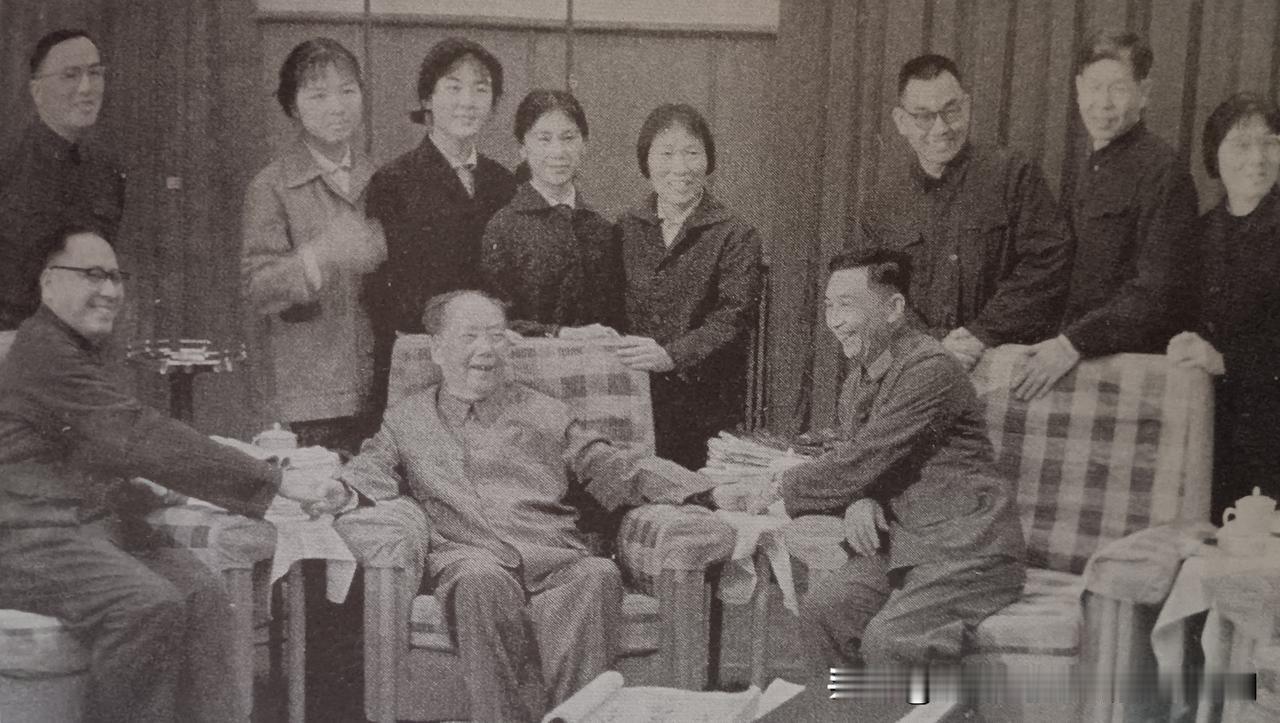 1975：毛主席眼睛手术后笑着与医务人员合影

这张老照片，摄于1975年夏天，