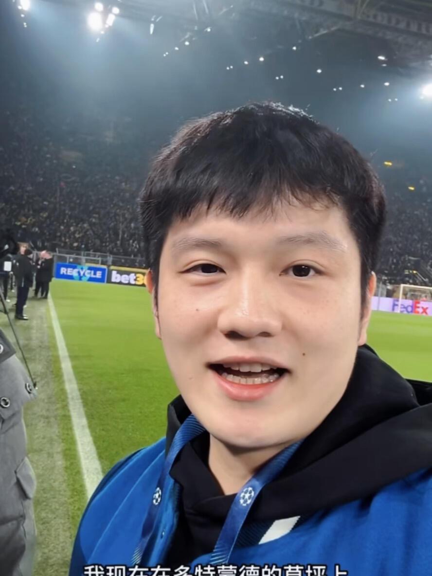 樊振东好像五角星，小胖孩子在外面真的很好，一点不孤独，好热闹的外面！
小胖好像又