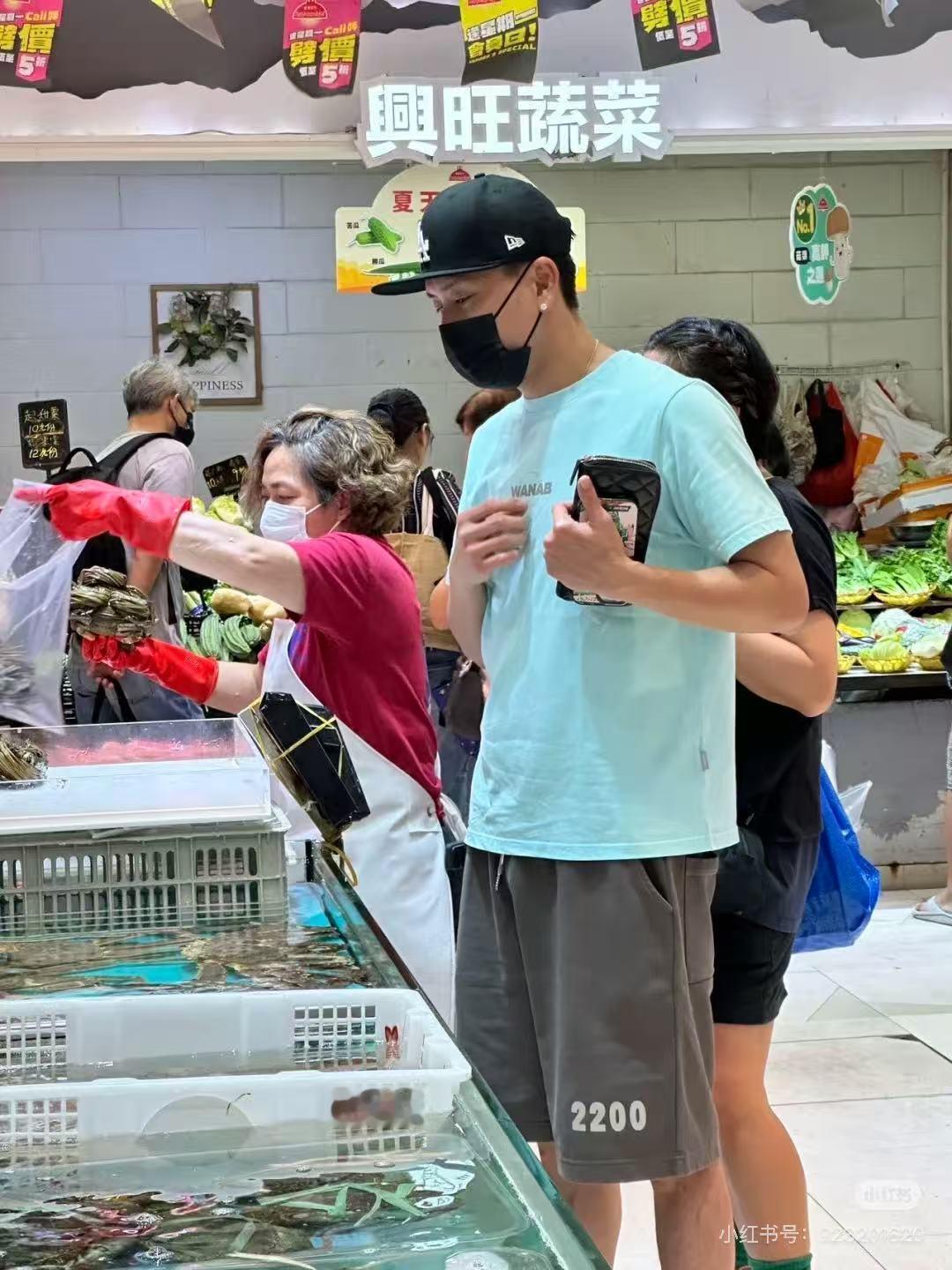 黄宗泽还自己做饭吗？是不是录节目呢呀？偶遇黄宗泽买菜黄宗泽买菜 ​​​