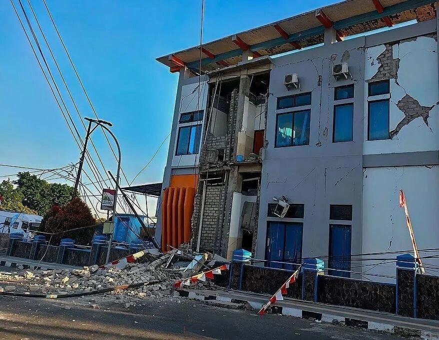 印尼7.7级强震53人遇难：南美+东南亚"连环地震"的地球物理警报
印尼救援部门