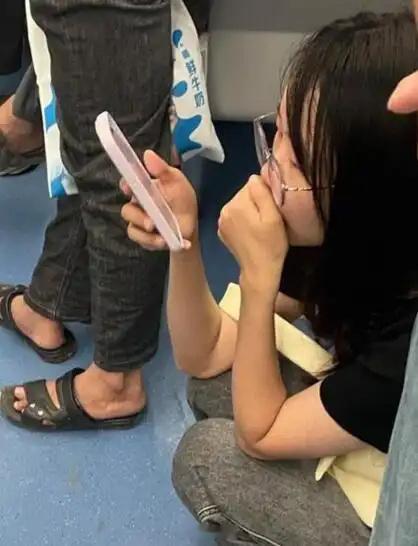 坐地铁经常看到有人蹲着，他们是低血糖了吗？ 