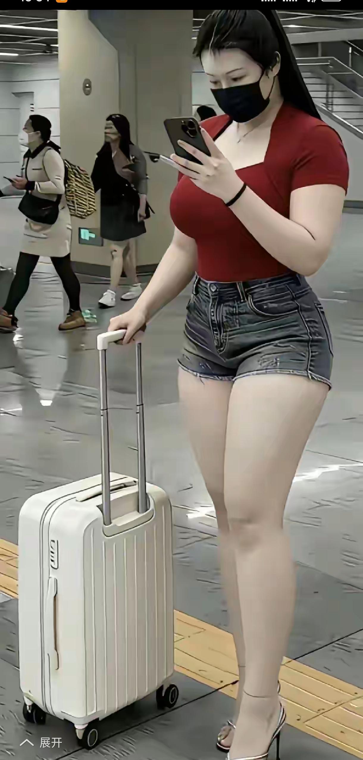 高铁站随拍｜自信气场，藏不住的美✨
这人来人往的高铁站，她就是最亮眼的风景。
酒