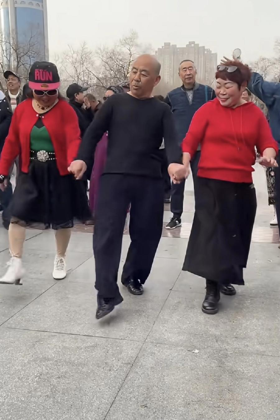 我姑父每月退休金四千出头，姑姑走之后，在老家那个小县城，他竟然成了各路女妖精眼中