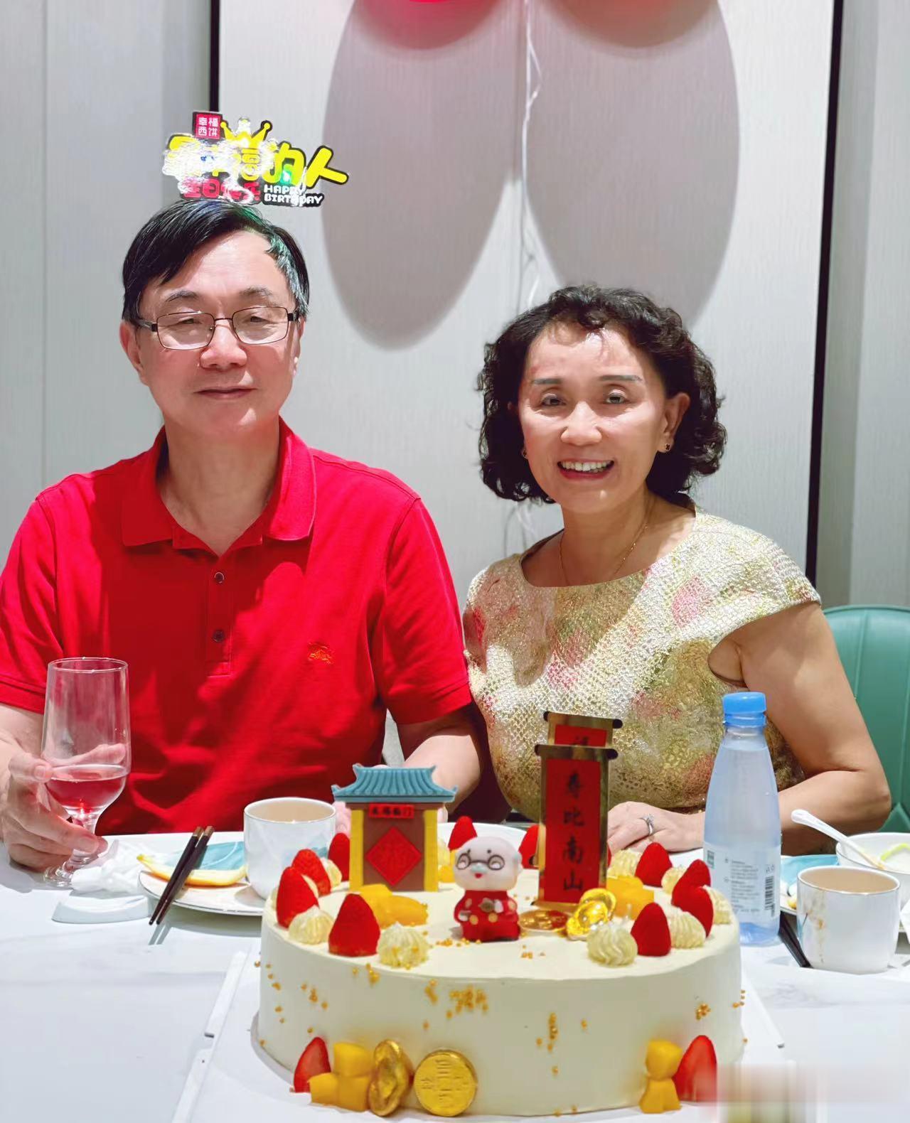 周六晚上，在深圳的学生们提前二天为我过生日。孩子们都非常有出息，我这本该在他们最