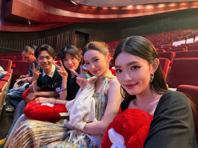 【程潇晒微博电影之夜合照】程潇晒与李思潼王彦桐林允合照 6月14日晚，晒微博电影