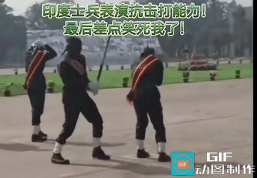 两组印度士兵表演抗击打训练，第二组好像带点私人恩怨！

第一组是用杆身细的地方敲